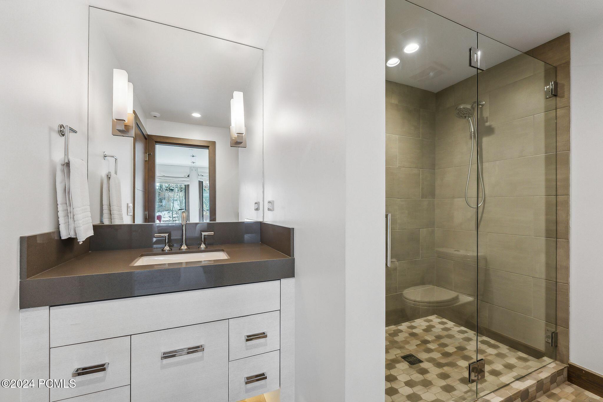 En-suite bathroom with hexagonal tile shower