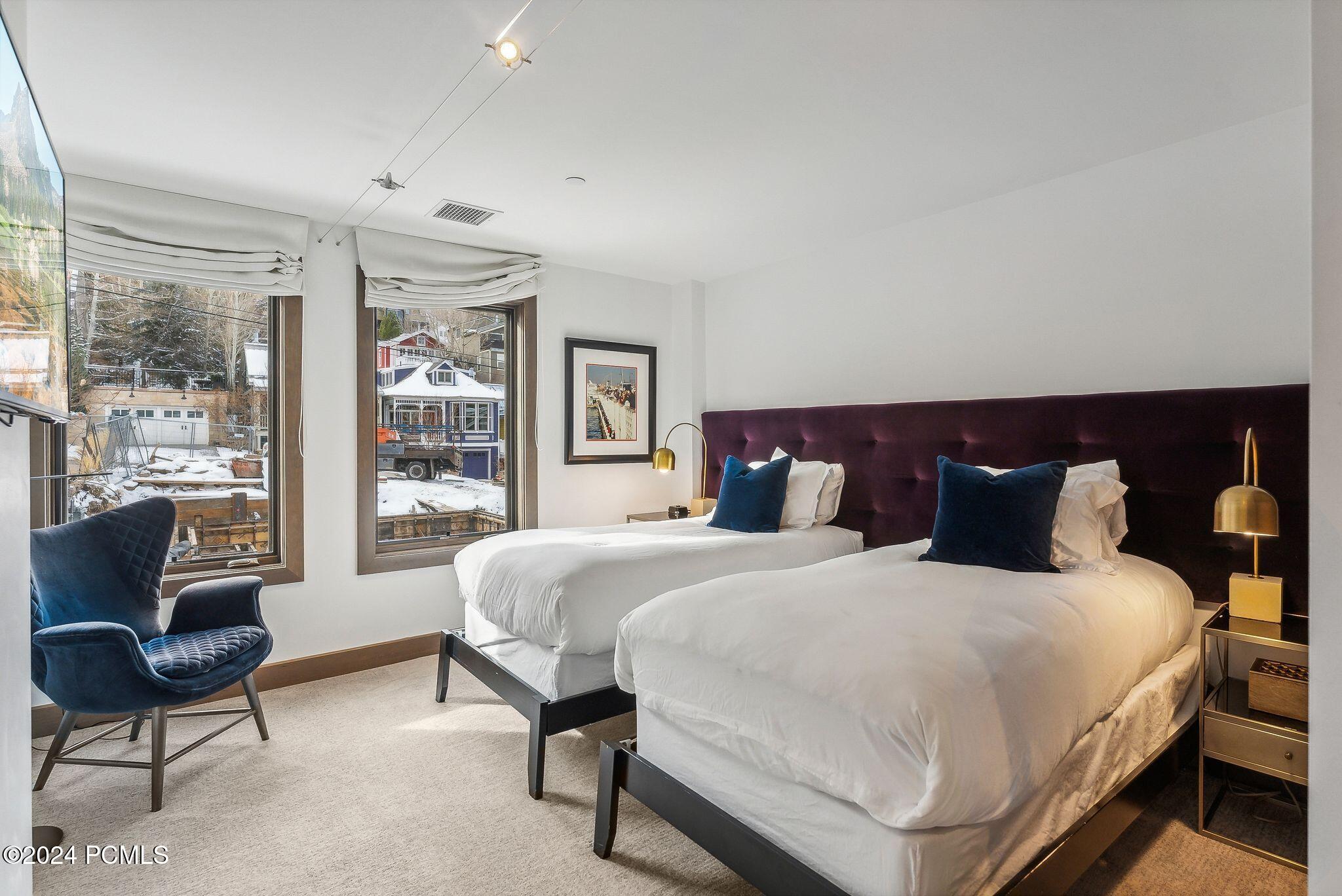 Bedroom with twin beds convertible to king
