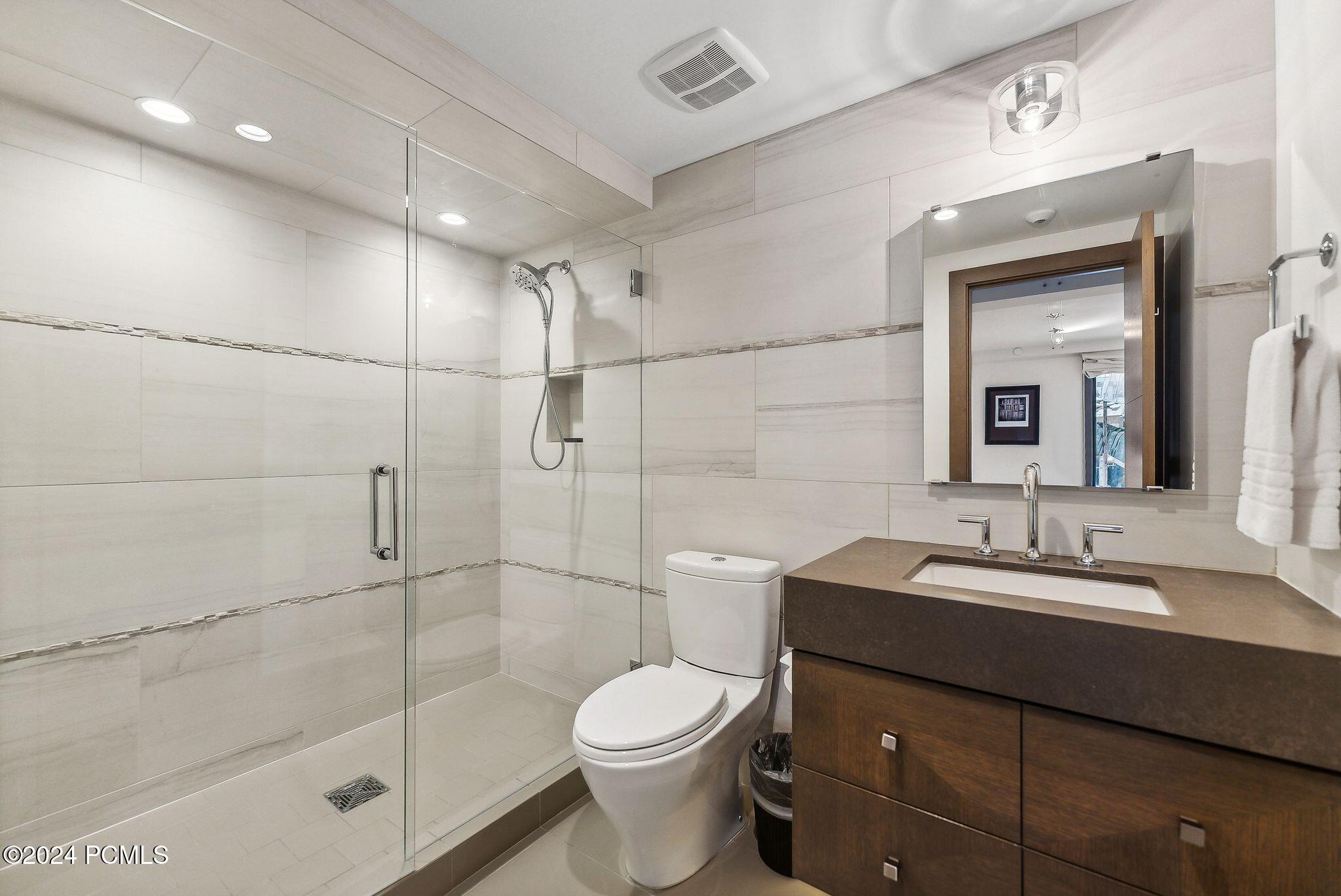 En-suite bathroom with marble walk-in shower